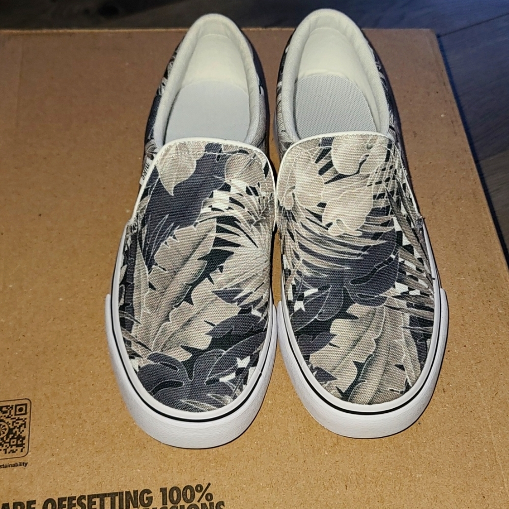 Nike Women's Court Royale Acslpse Slip On.